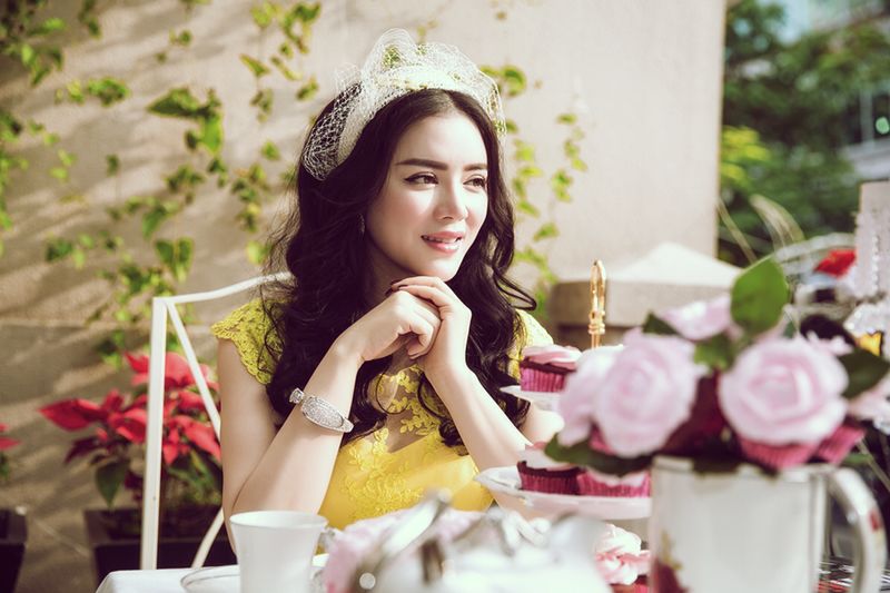 “Princess” Ly Nha Ky leisurely enioy high tea