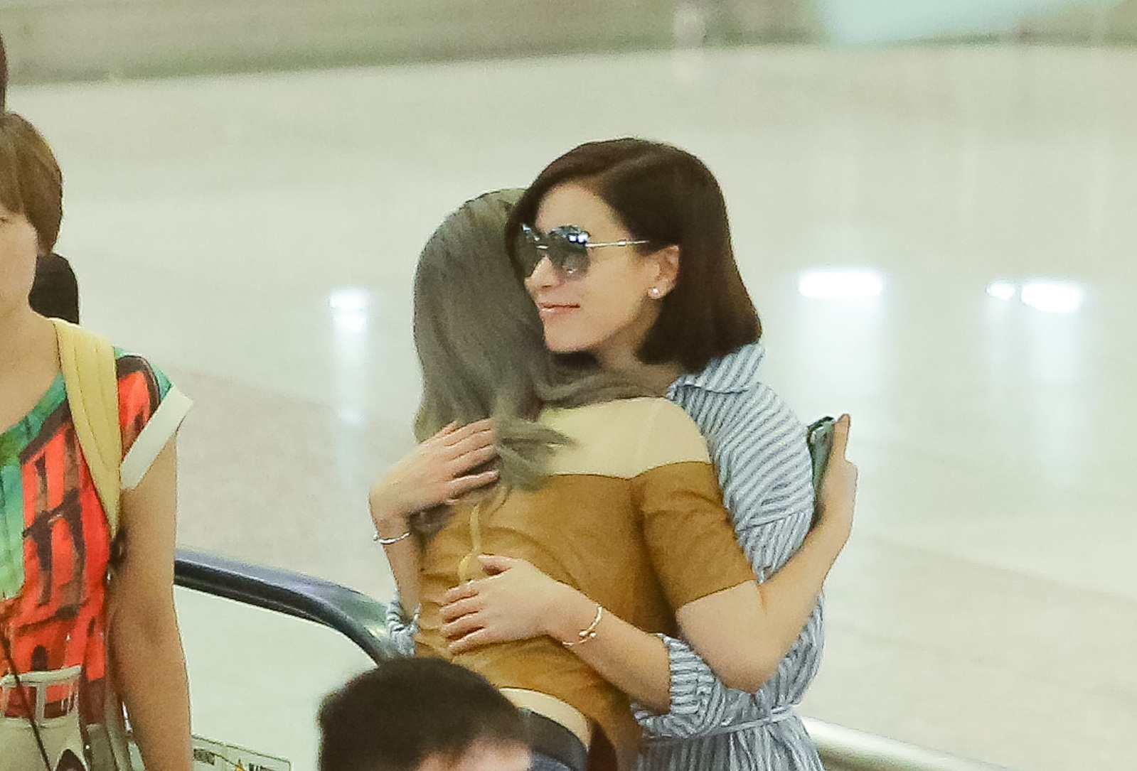 Ly Nha Ky - Charmaine Sheh gave each other warm hugs of reunion